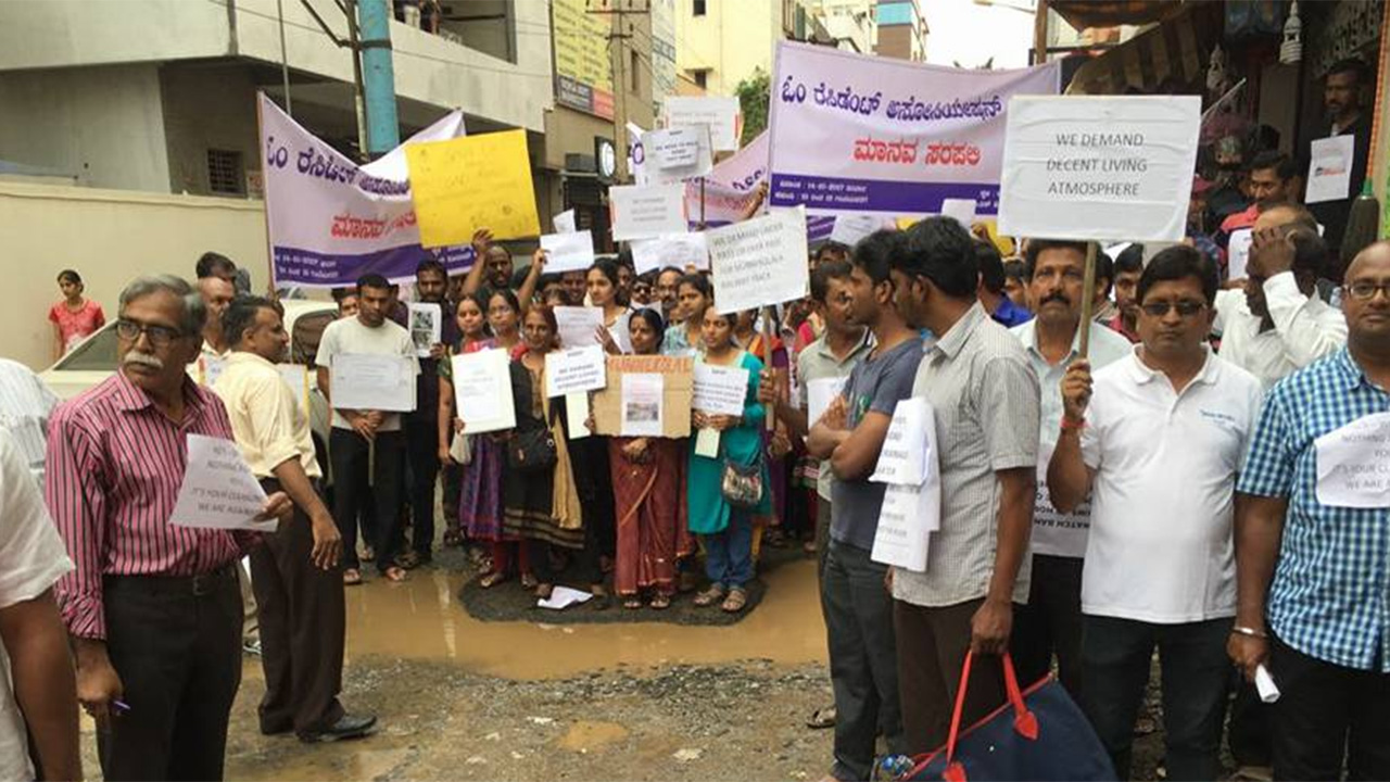 500 People In Bengaluru Form A 2 Km Long Human Chain To Protest Against  City's Problems