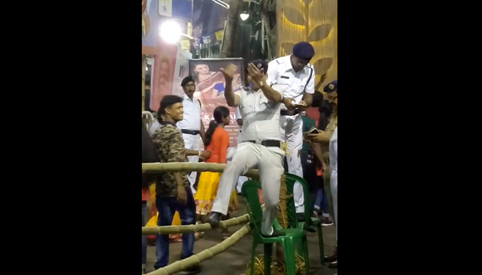 Watch: Kolkata Traffic Cop Manages Durga Puja Crowd In Unique Way