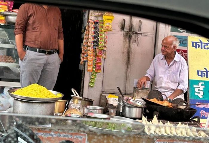 Story Of Why This Elderly Samosa Seller In Udaipur Is Still Working