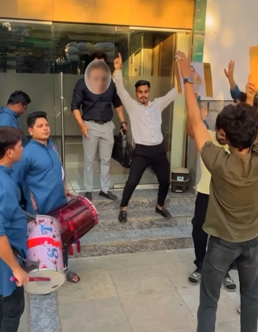 Guy Quits His Toxic Job, Brings Dhol & Dances On Last Day